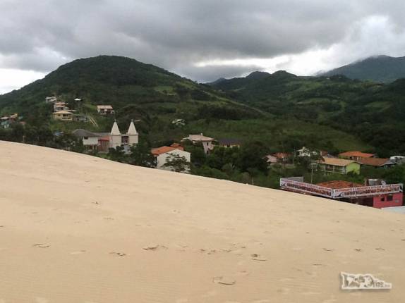 As dunas, a igreja e o bairro de Siriú, em Garopaba, litoral sul de Santa Catarina